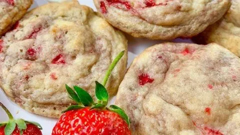 Strawberry Cheesecake Cookies Are Picnic Perfect